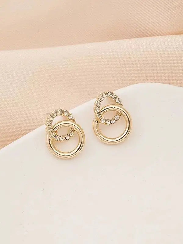 A Pair of Women's Fashionable Earrings with Diamond-Encrusted Circles, Simple and Exquisite Earrings Suitable for Daily Wear
