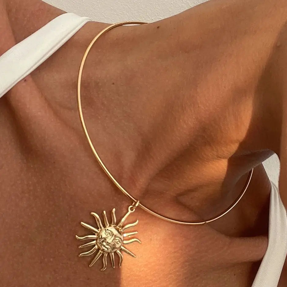 Women's Retro Gold Sun Pendant Thin Choker Necklace