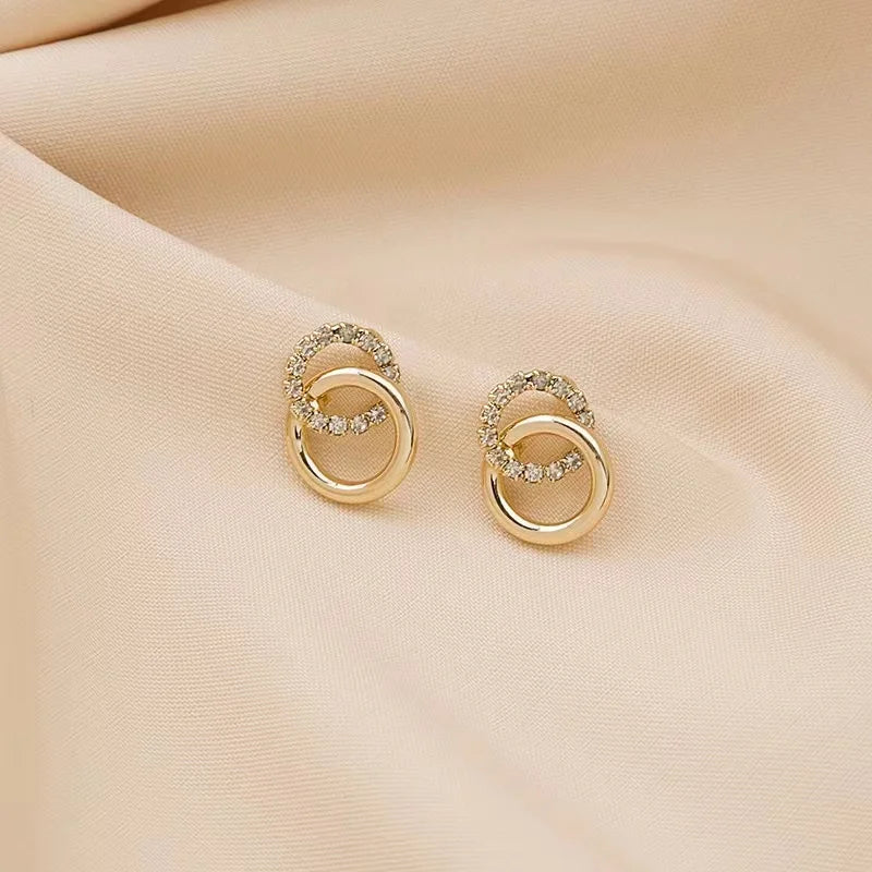 A Pair of Women's Fashionable Earrings with Diamond-Encrusted Circles, Simple and Exquisite Earrings Suitable for Daily Wear