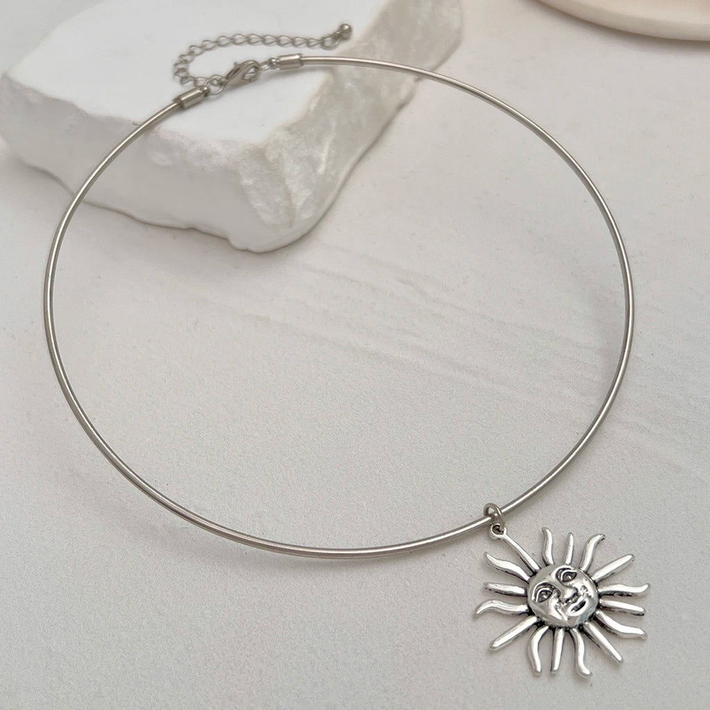 Women's Retro Gold Sun Pendant Thin Choker Necklace