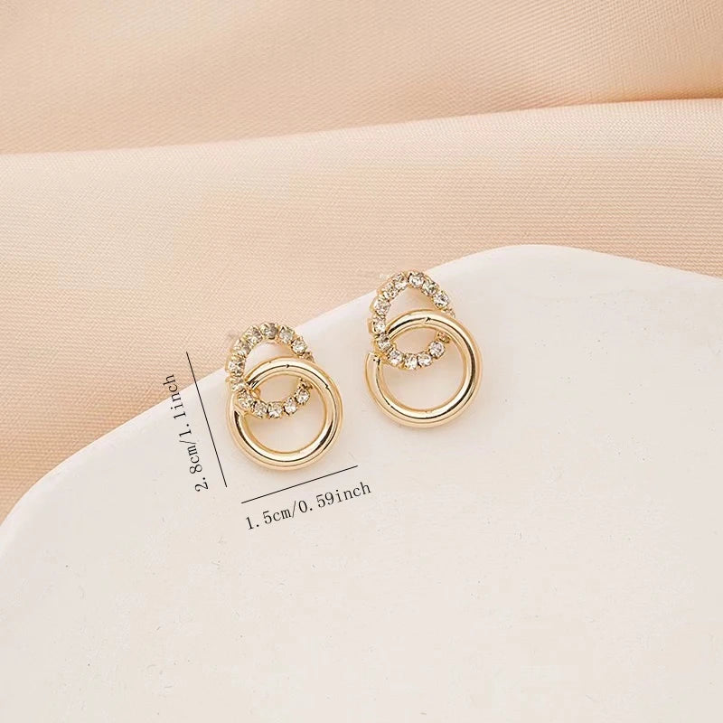 A Pair of Women's Fashionable Earrings with Diamond-Encrusted Circles, Simple and Exquisite Earrings Suitable for Daily Wear