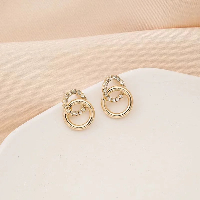 A Pair of Women's Fashionable Earrings with Diamond-Encrusted Circles, Simple and Exquisite Earrings Suitable for Daily Wear