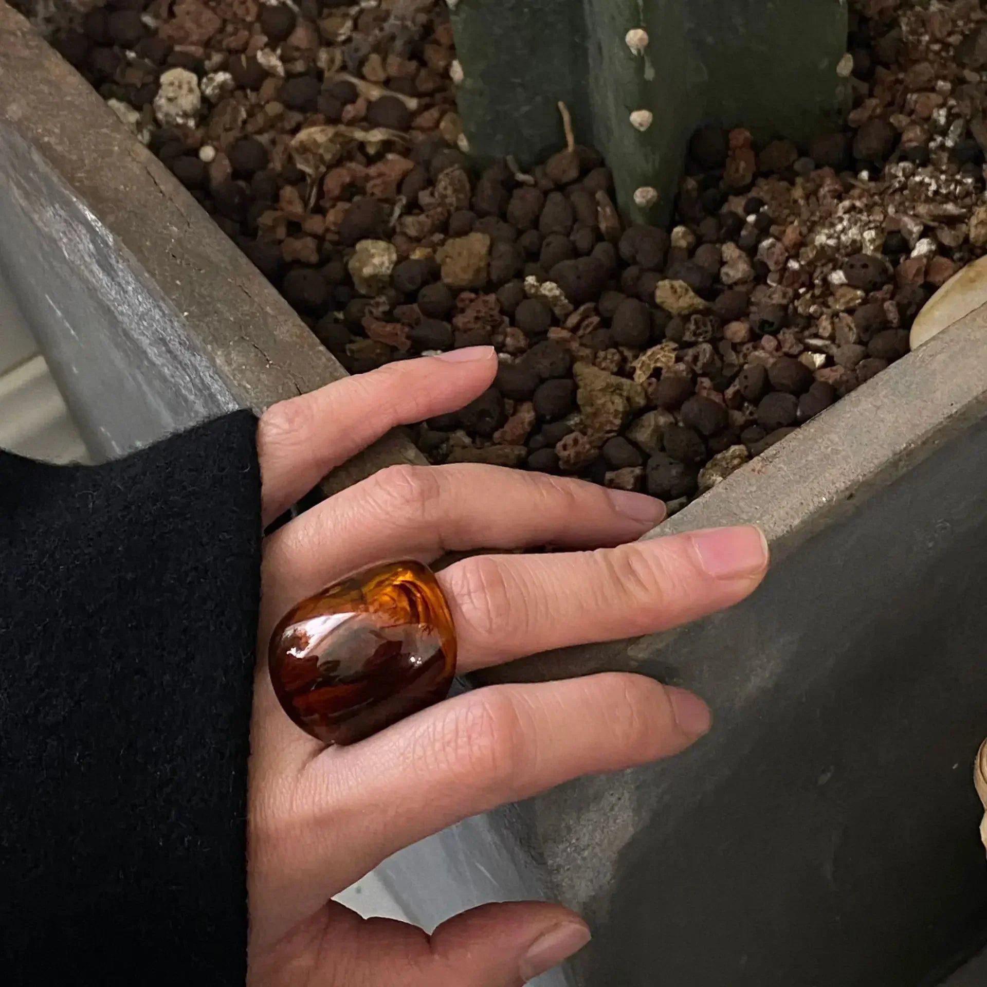 New Vintage Trendy Large Finger Rings for Women Exaggerated Amber Color Resin Temperament Geometric Finger Ring Punk Jewelry