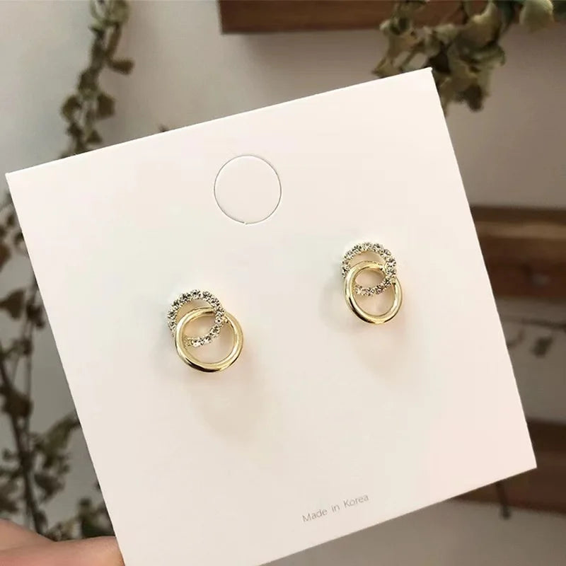 A Pair of Women's Fashionable Earrings with Diamond-Encrusted Circles, Simple and Exquisite Earrings Suitable for Daily Wear